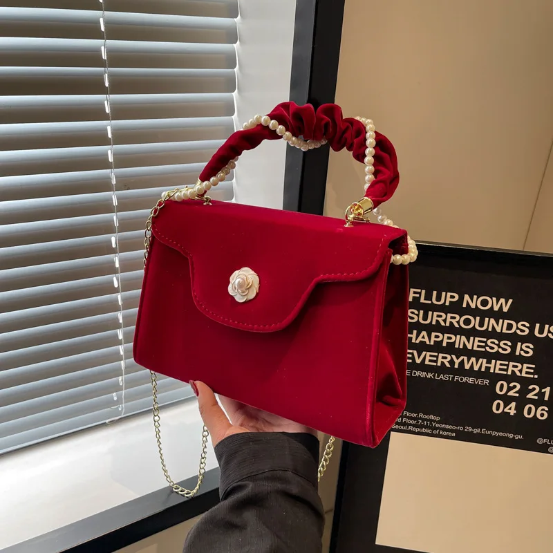 

Wedding Party Bridal Clutch Handbags For Women Fashion Elegant Red Velvet Evening Bags Metal Pearl Chain Shoulder Bag Femme 2026