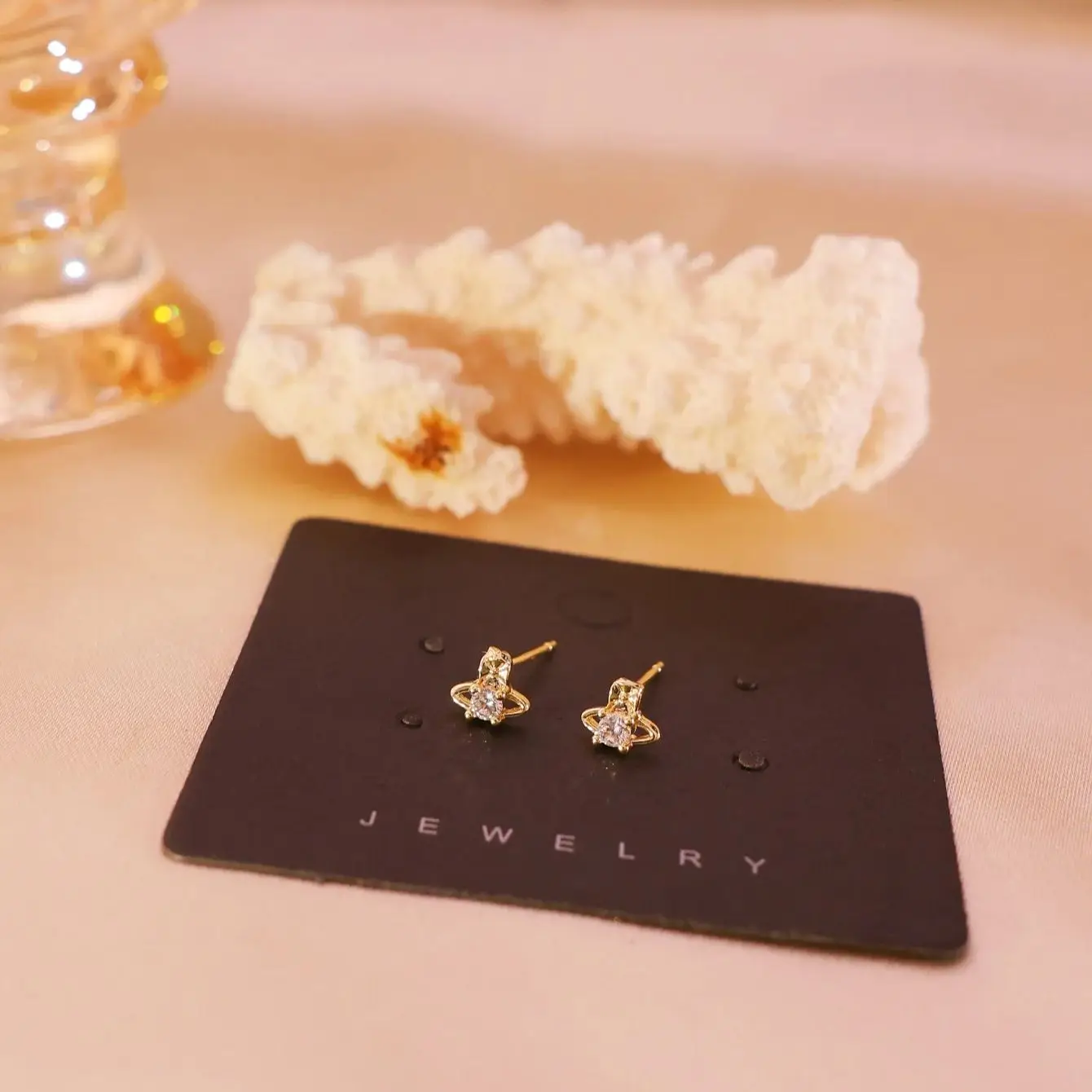 1-زوج من أقراط الزركون الاصطناعية المحيطة بالزحل، أظافر رائعة ولطيفة على شكل عظمة الأذن للنساء، تصميم فريد وبسيط