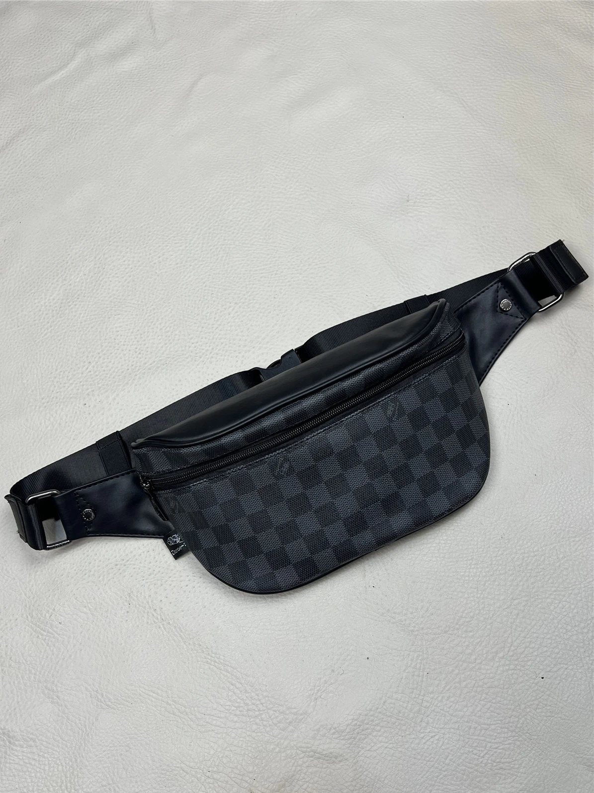 カジュアルな格子柄餃子型バックパック-メンズクロスボディウエストバッグ-おしゃれなグリッドパターン-スリーボックス-2025-レジャースタイル