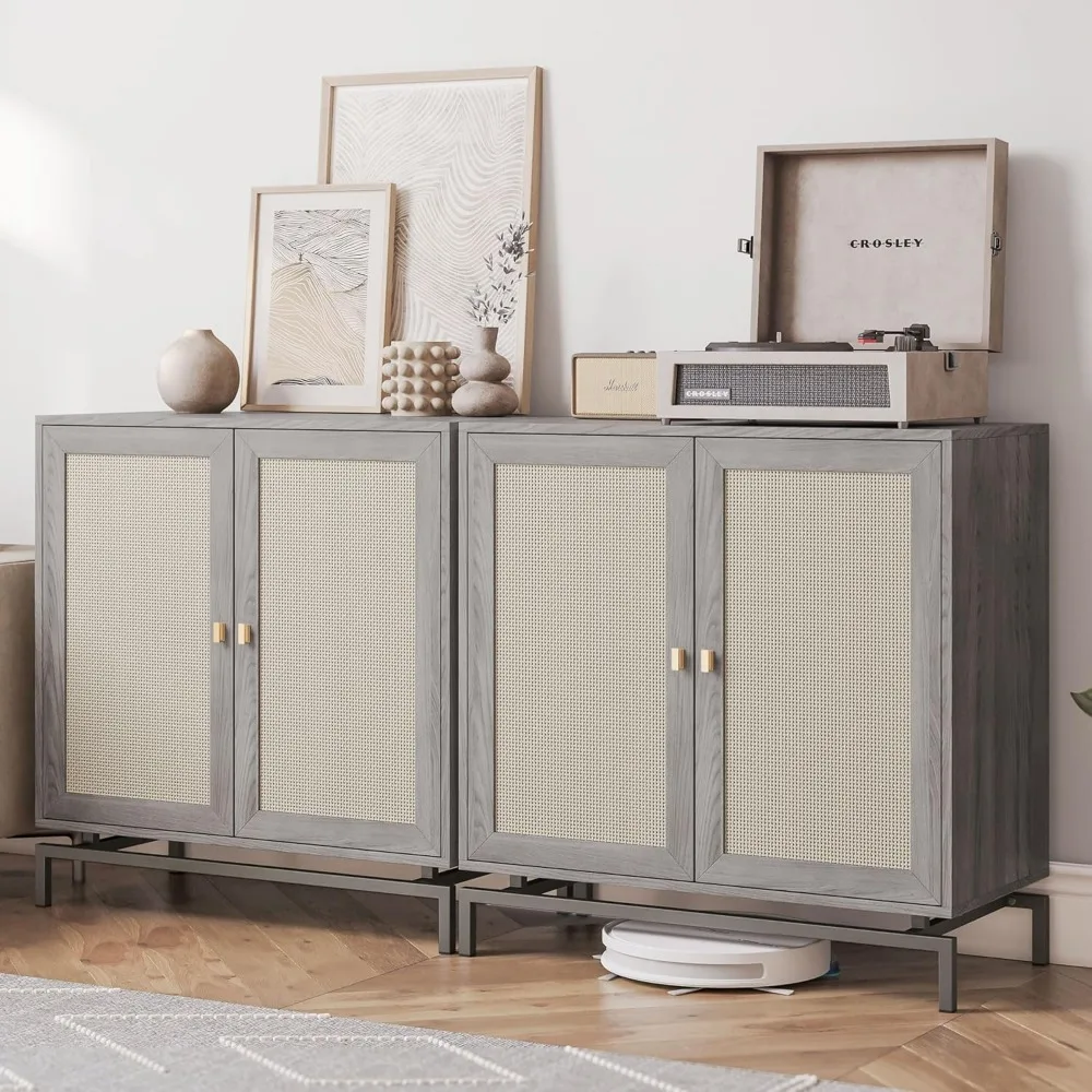 زوج من الخزائن الجانبية ذات الباب الروطان مع قواعد معدنية وأرفف قابلة للتعديل، وخزائن بوفيه على الطراز البوهيمي