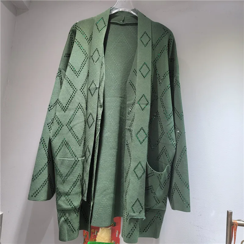 2025 خريف جديد تصميم الأزياء الثقيلة حجر الراين الماس محبوك سترة فضفاضة المرأة سترة بيضاء