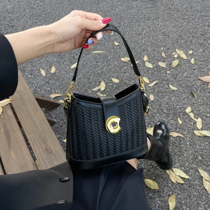 

Luxury Women's Crossbody-Bag Made Of Wave-Patterned Leather Featuring Paris Casual Vintage Look​