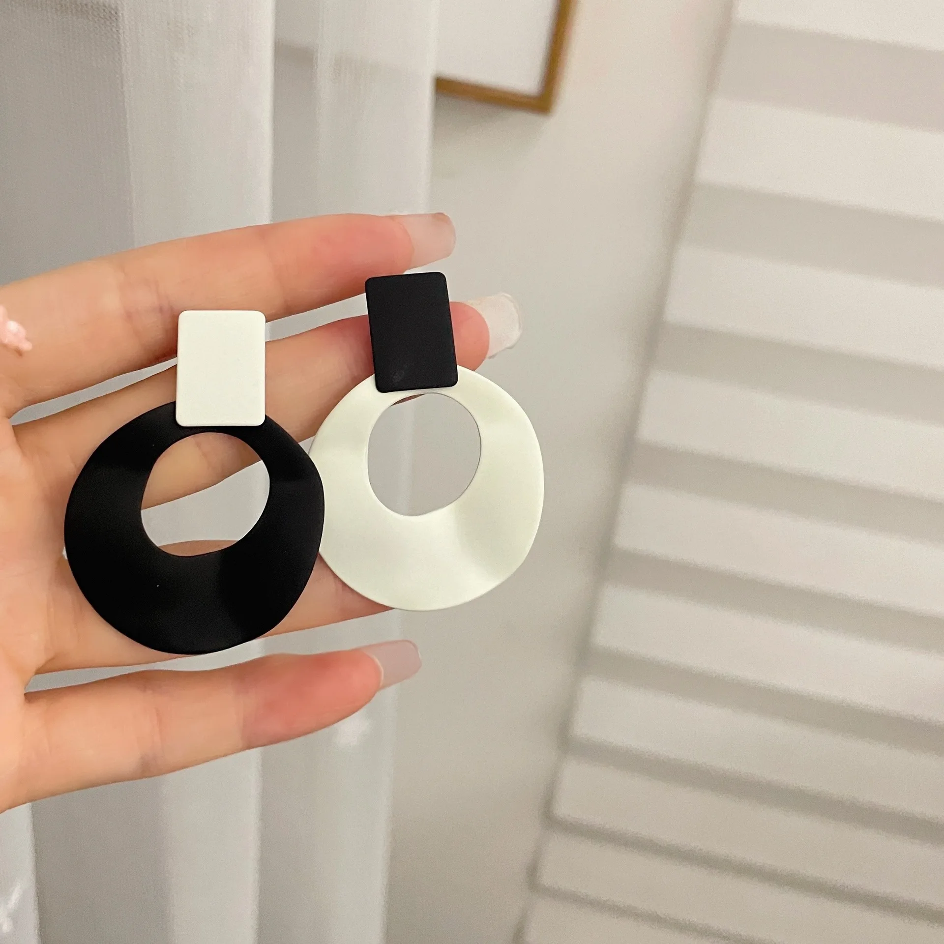 Metallic Asymmetric Black White Geometric Circle Ear Clip Earrings European and American Exaggerated Big Round Clip on Earrings