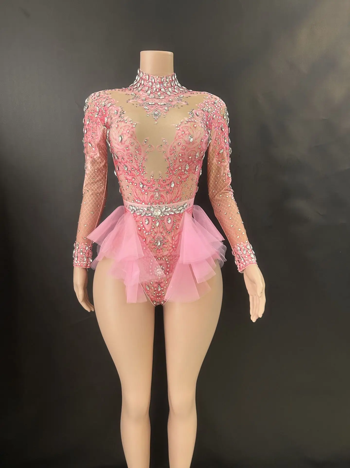 Il vestito intero trasparente in rete rosa snellente elastico con paillettes sexy e lucido del cantante per spettacoli teatrali