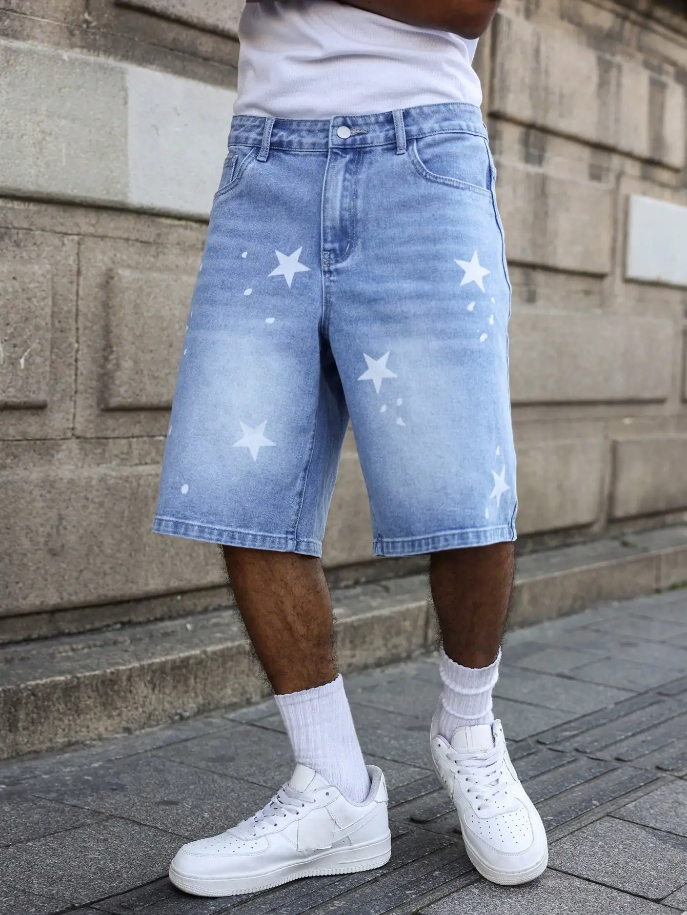 I pantaloncini da uomo in denim blu per la primavera e l'estate, con stelle stampate sulle gambe, sono eleganti e semplici da abbinare.