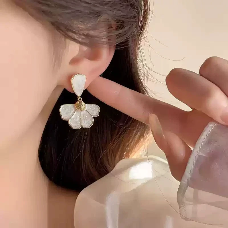 Fan Shape Flower Drop Earrings for Women White Enamel Oil Semicircle Geometry Triangle Dangle Earrings Party Sweet Jewelry Gift