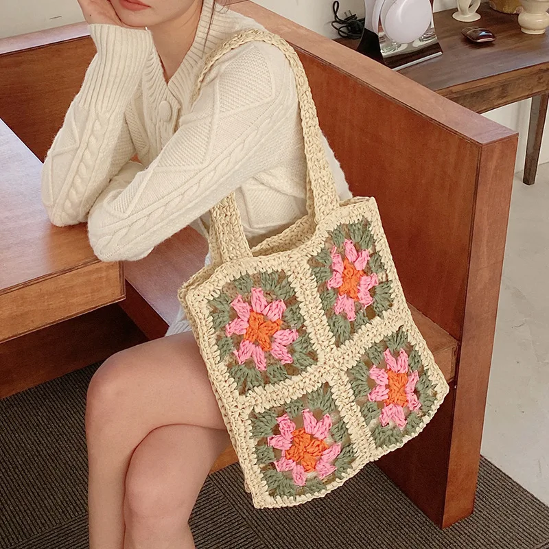 Bolso de mano de paja tejido a mano para mujer, bolsa de mano Vintage ahuecada, cesta de mimbre, bolso de viaje de hombro para vacaciones, verano, 2023