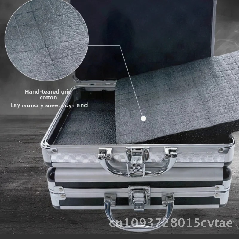 Przenośny kufer narzędziowy ze stopu aluminium z zabezpieczeniem hasłem, metalowy kufer z klapką do przechowywania mikrofonów i akcesoriów do czyszczenia uszu, możliwość personalizacji.