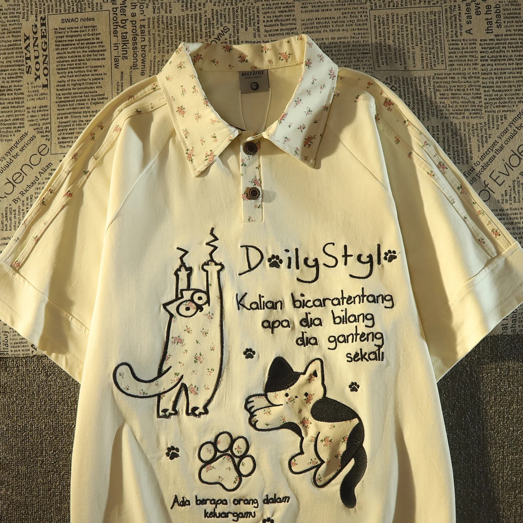 2025 여름 신상 작은 꽃 자수 고양이 폴로 칼라 반팔 살구색 티셔츠 일본풍 스윗 디자인 루즈핏 블랙 탑