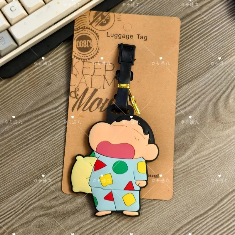 Etiqueta de bagagem com personagem do anime Crayon Shin-chan, acessório de moda fofo para viagem, decoração portátil para pendurar, presente.