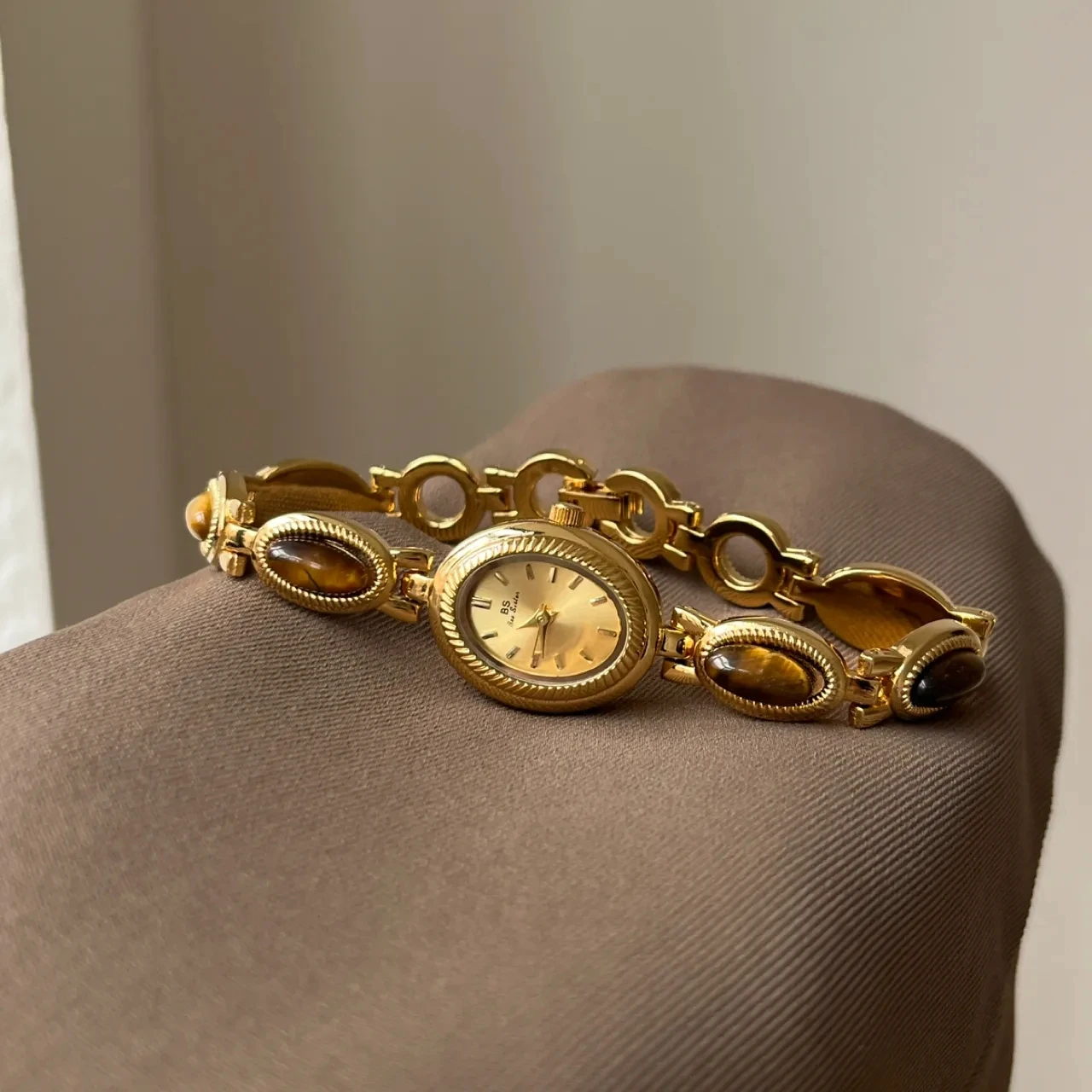 Jam Tangan Wanita Mewah Modis Jam Tangan Kuarsa Dial Oval Batu Permata Alami Gelang Jam Tangan Wanita Temperamen Kelas Atas Unik