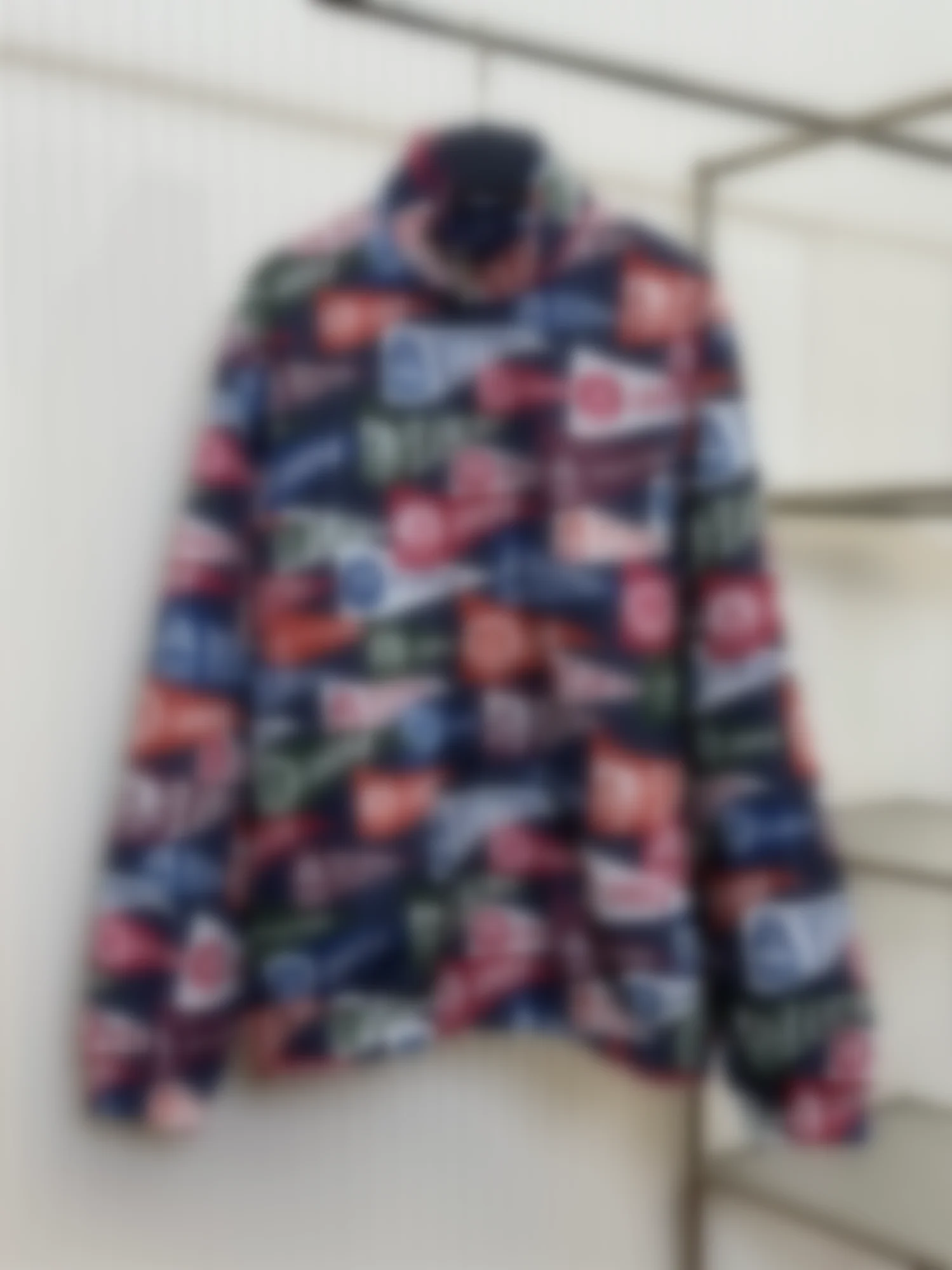 

Весна 2026: Модная молодежная куртка унисекс с капсульным принтом, цветными блоками, свободным кроем, на молнии, с длинными рукавами