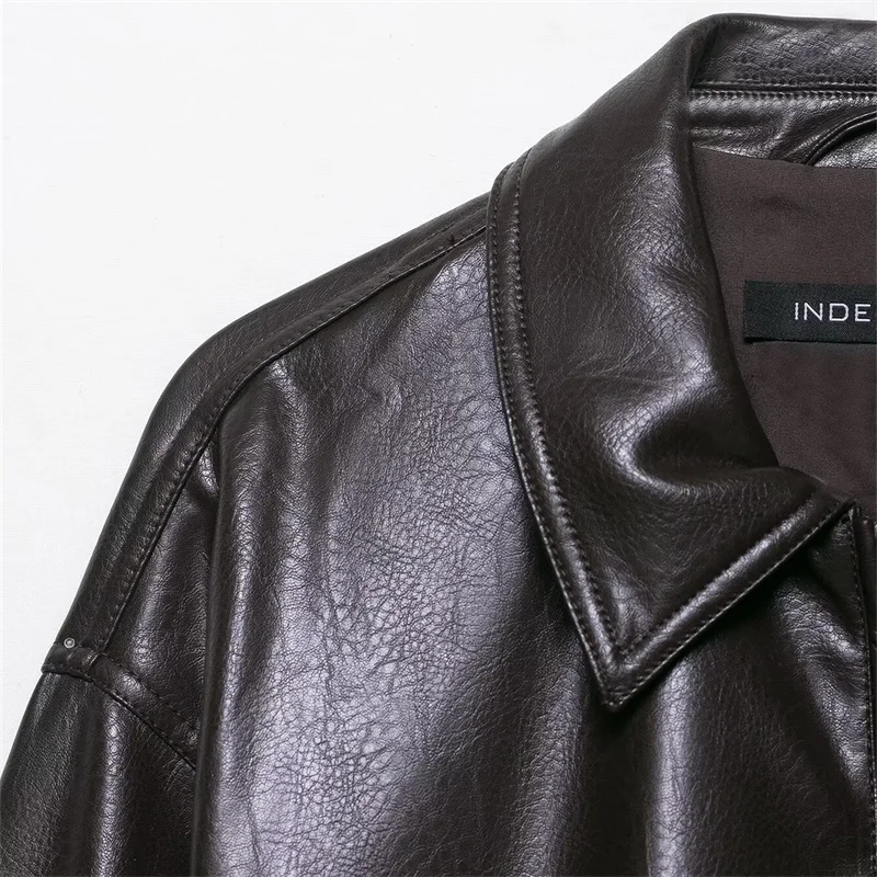 เสื้อแจ็คเก็ตนักบินหนังเทียมทรงหลวมมีกระเป๋าข้างคอเสื้อสำหรับผู้หญิงคอลเลคชั่นฤดูใบไม้ร่วง KEYANKETIAN