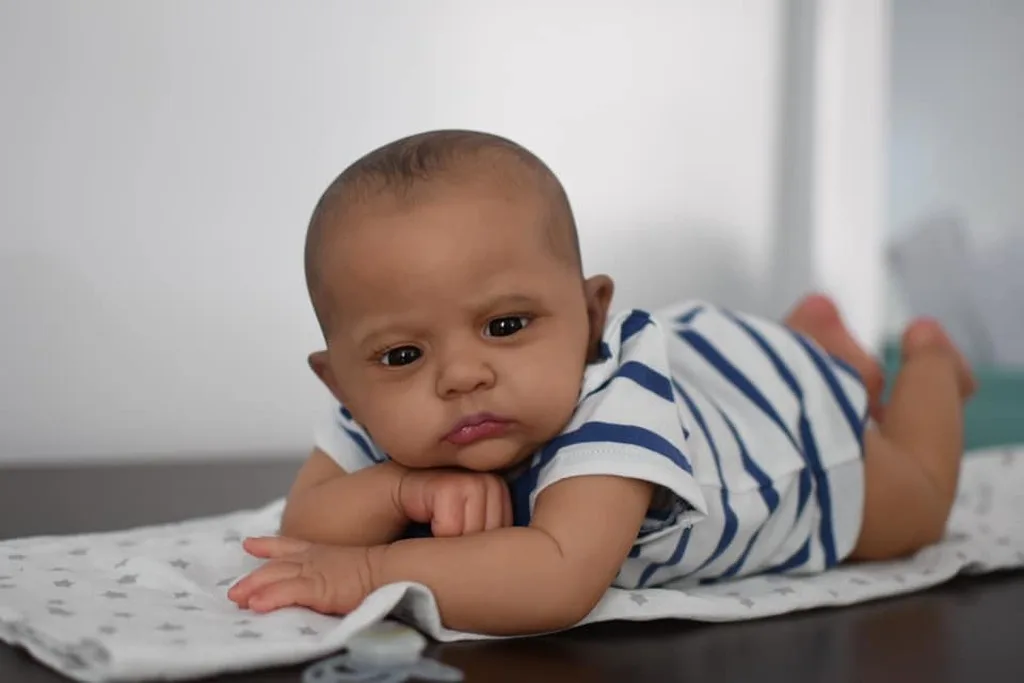 

Афро-американская уже окрашенная готовая кукла в темно-коричневой коже Reborn Baby Cameron, окрашенная на коже волосы, реалистичная 3D-кожа