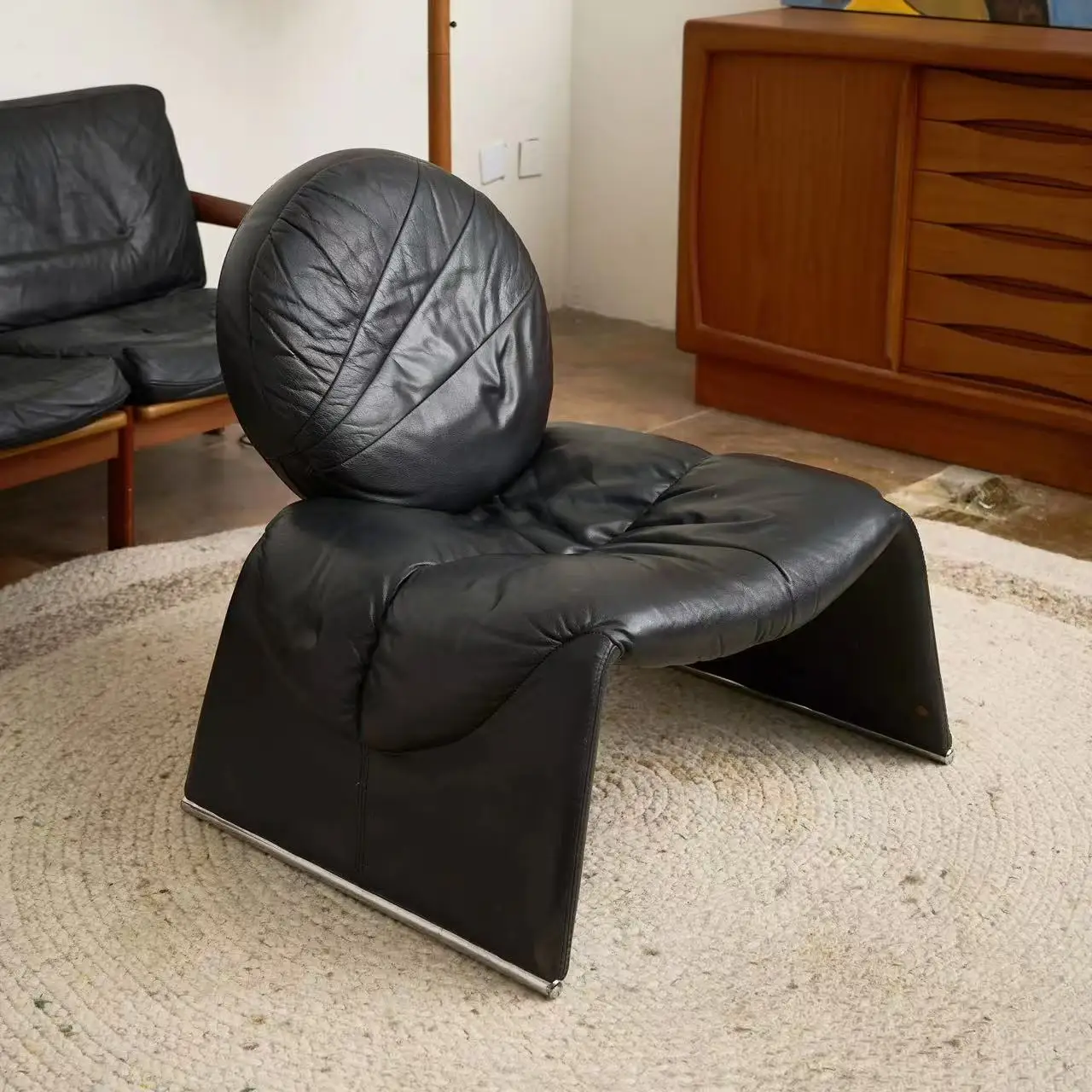 

l15 Итальянский средневековый дизайн Диван FRP Бытовой светильник Роскошный минималистичный отель Стул для отдыха Личность.