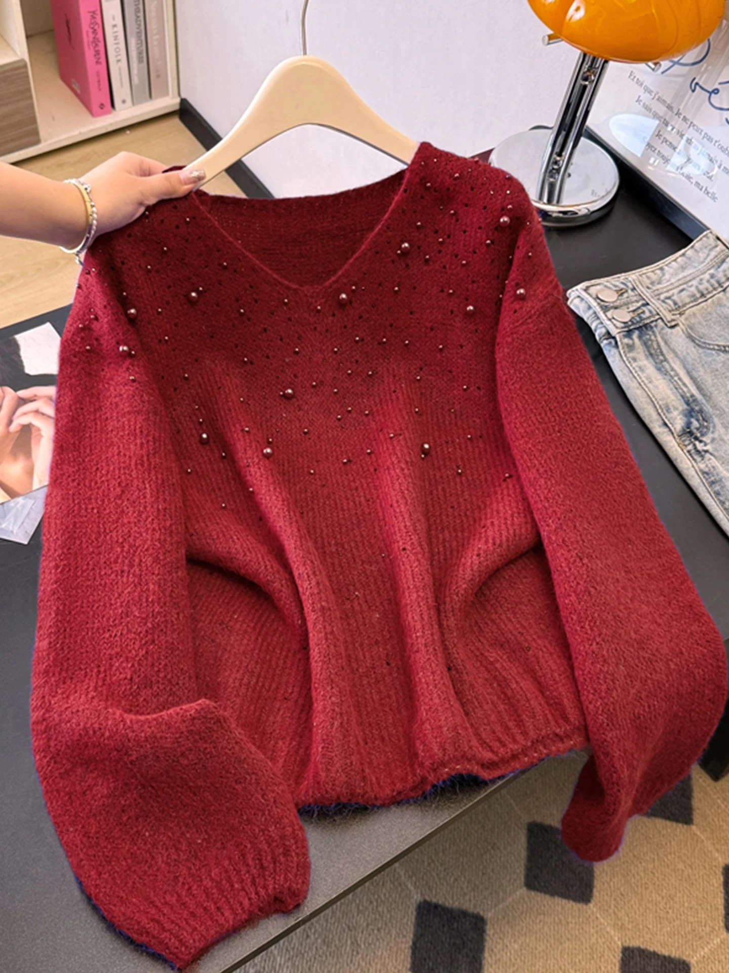 

Красный вязаный свитер с бисером, женский, свободного кроя, осенне-зимний, модный, для повседневной носки, с V-образным вырезом, длинными рукавами, теплый топ для полных женщин