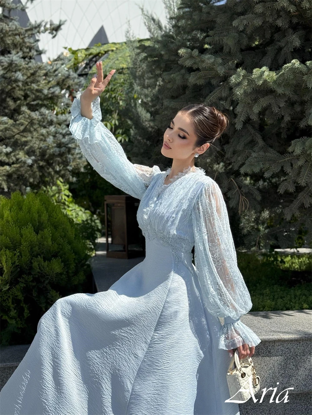 Maßgeschneidertes formelles Cocktailkleid mit V-Ausschnitt und langen Ärmeln, A-Linie, knöchellanges Abendkleid, Federnapplikationen, zartes Ballkleid