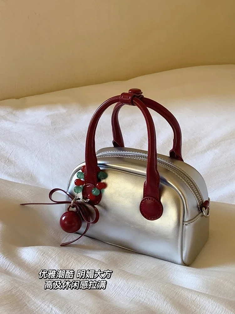 Bolsos de hombro plateados para ir al trabajo, bolsos de diseñador de lujo para mujer con colgante de bola roja, bolso informal, bolso con almohada de gran capacidad para axila