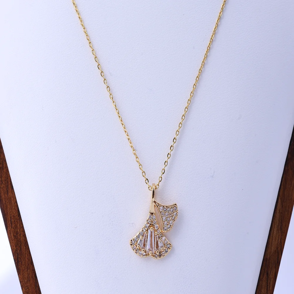 Beautiful Necklace for Women: Exquisite Fashion Design, Diamond-Encrusted with Zirconium, Ginkgo Biloba, Cold Wind Niche Collarb