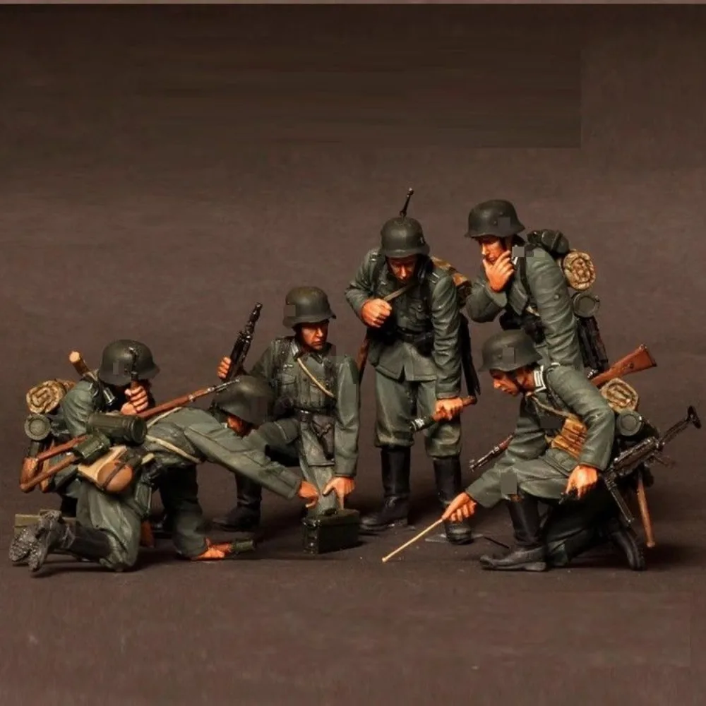 1/35 Resin Soldier Models 6pcs/pack Soldiers Who Were Reading The Briefing Before The Attack Figurines Decoration Crafts