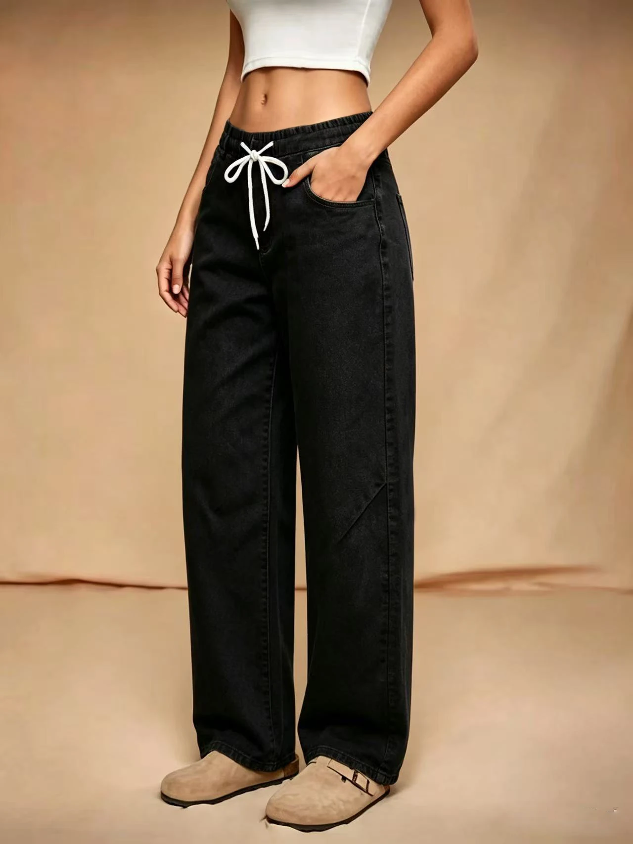 Women’s black curved-sword-style jeans with elastic waistband and drawstring, minimalist casual cropped pants