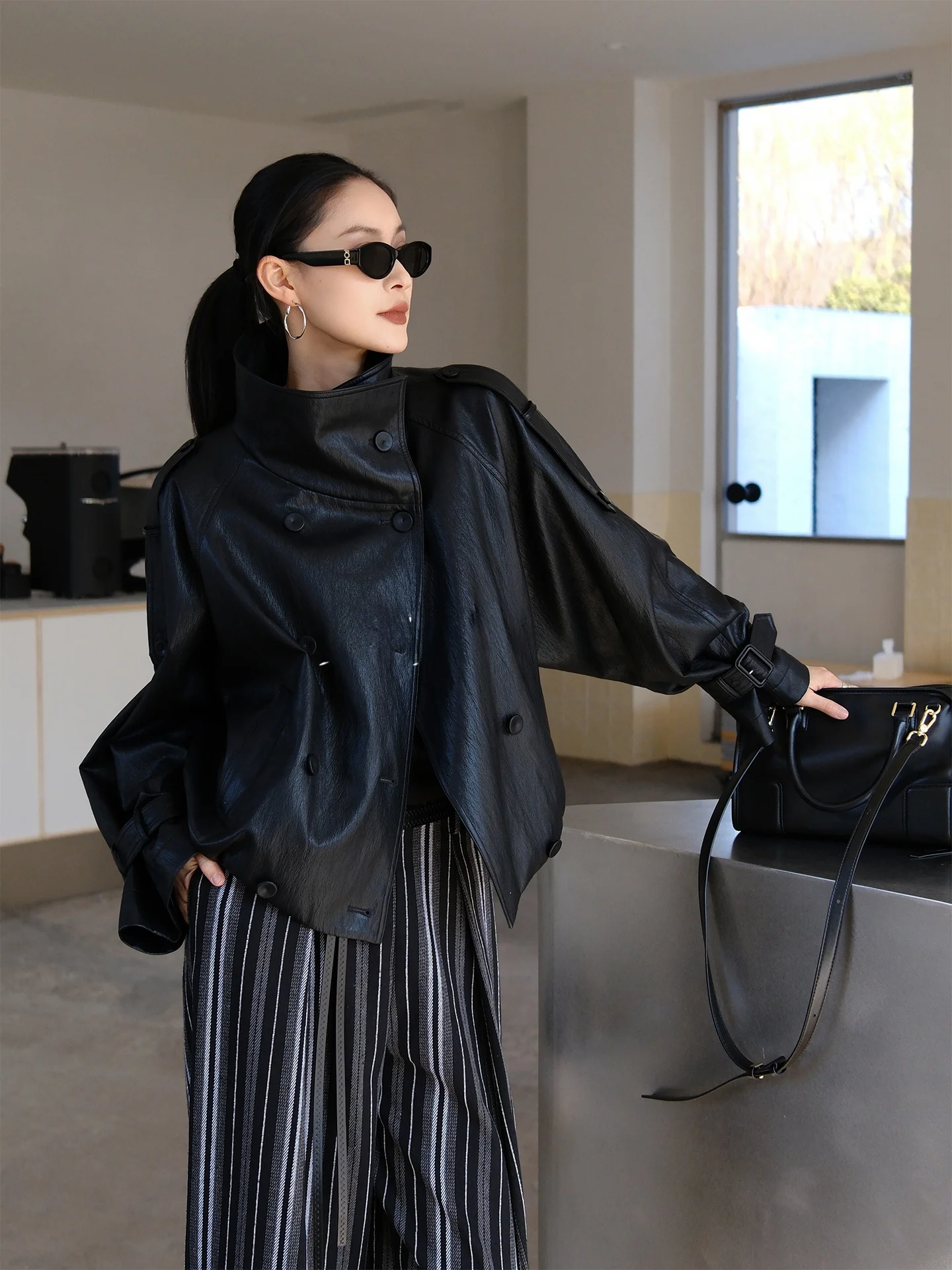 Jaqueta Casual de Couro PU Preta com Gola Alta e Design de Barra Elástica, Casaco Curto de Primavera para Mulheres Jovens por Jieji Zhang