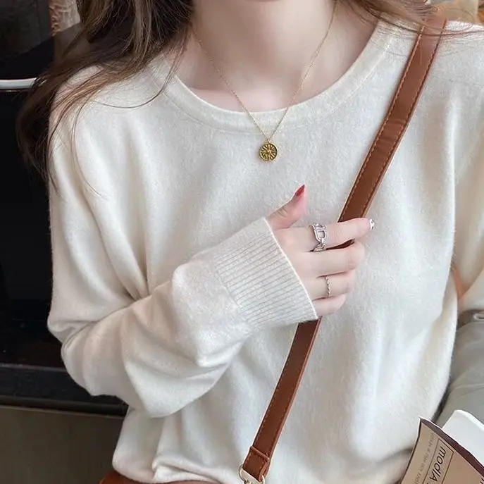 New Women's Base Shirt with White Small Round Neck Thin Knit Sweater Low Neck Top Solid Color Sweater