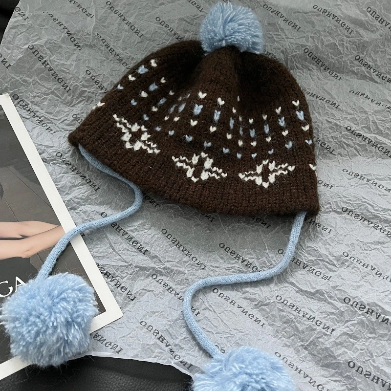 Japanische Fel Island Jacquard Pompon-Strickmütze für Damen, warme Wintermütze für Outdoor-Aktivitäten, Radfahren, Ohrenschutz, Bombermütze – Detail 5