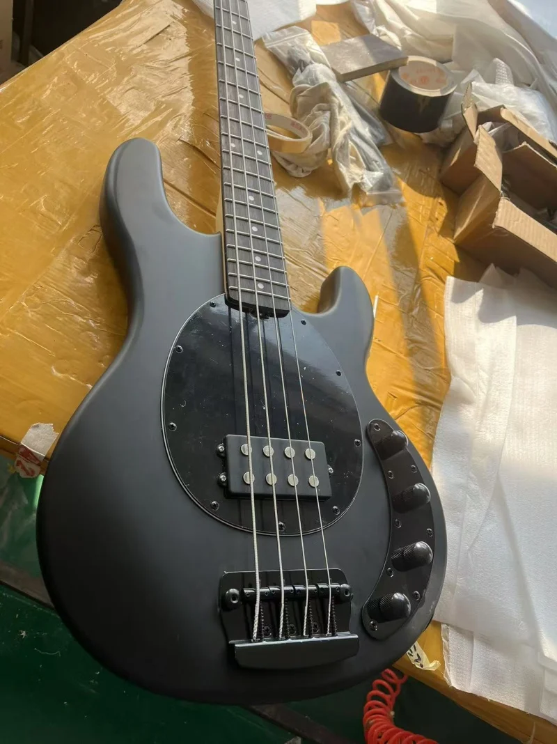 

Матовый черный 4-струнный электрический бас, накладка из палисандра, черная фурнитура, активная электроника, живое фото, бесплатная доставка