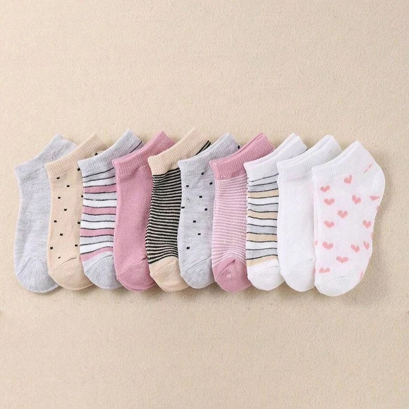 10 Paar bunte Knöchelsocken für Kinder – weiche und bequeme Socken für Jungen und Mädchen, mit Streifen- und Herzmustern. – Detail 6