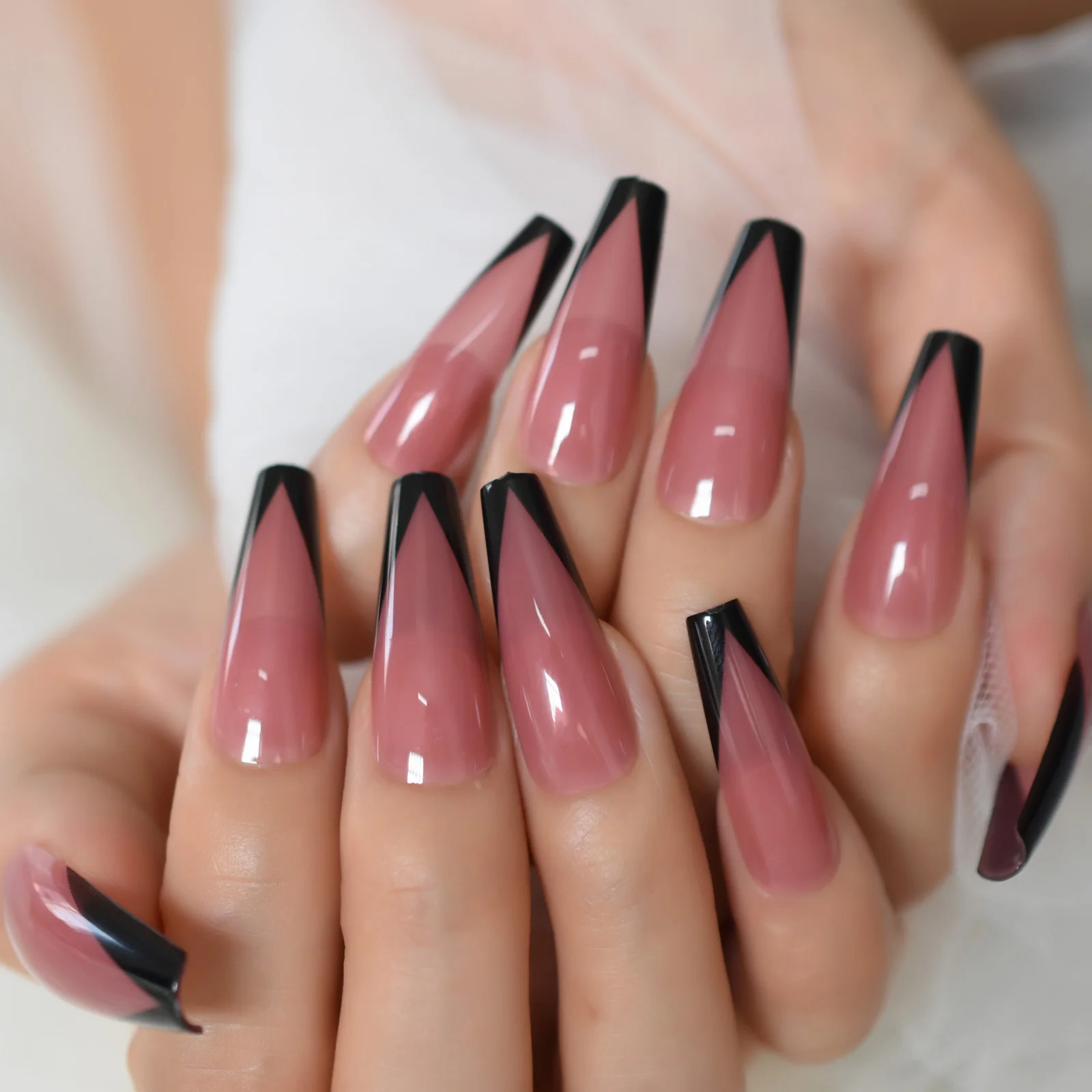 สีดําเงา V ภาษาฝรั่งเศสคํา Ballerina กดบนเล็บปลอมยาวพิเศษสีชมพู Glossy Coffin เจลกาวบนนิ้วมือปลอมเล็บแบบใช้ซ้ําได้