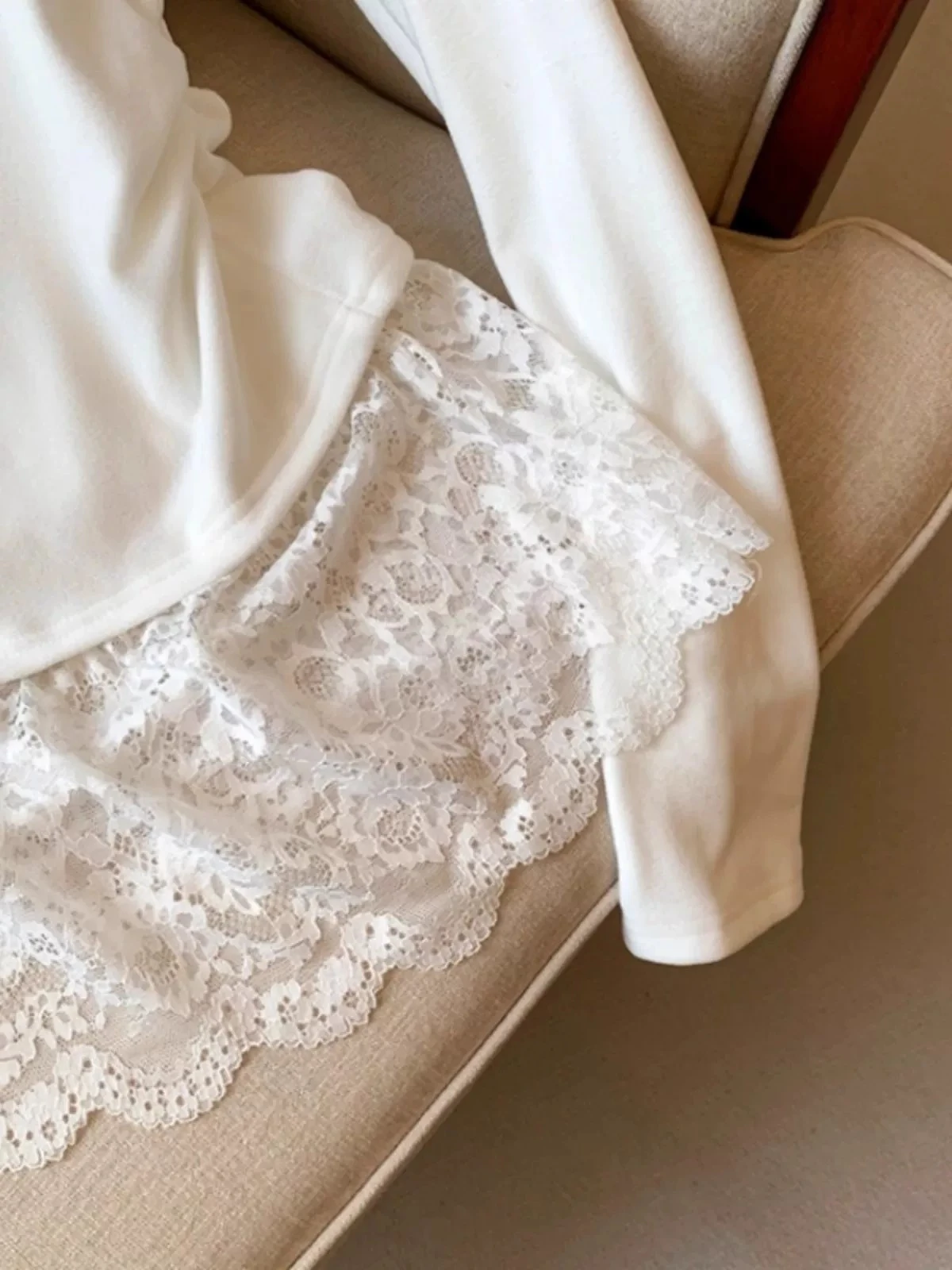 White Lace Trim Long Sleeve T-Shirt Women's Layered Base Shirt Pear Shaped Body Enemy High Waist Korean Style Creative Pattern