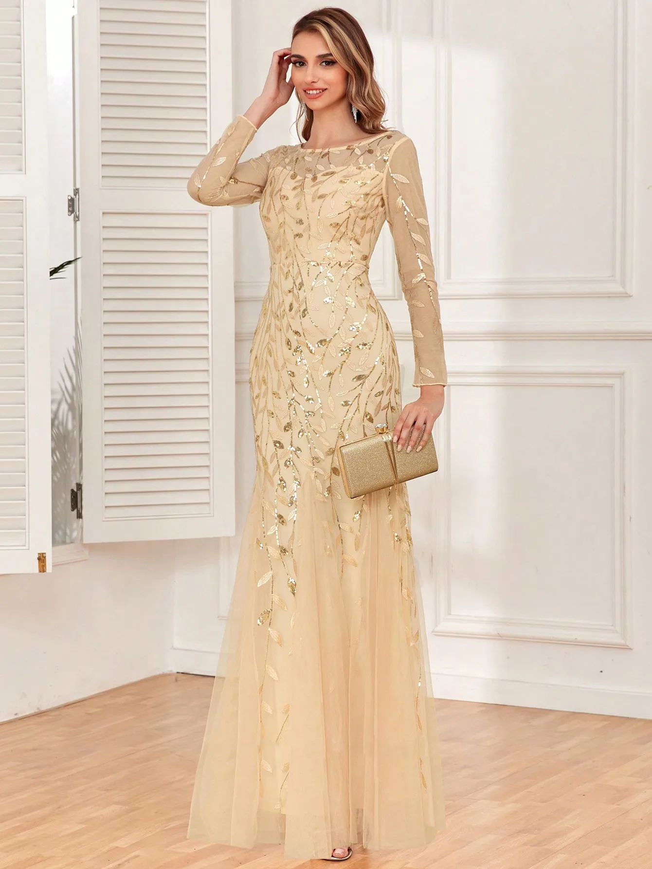 

Элегантное вечернее платье-русалка из сетки с золотой вышивкой пайетками и длинными рукавами