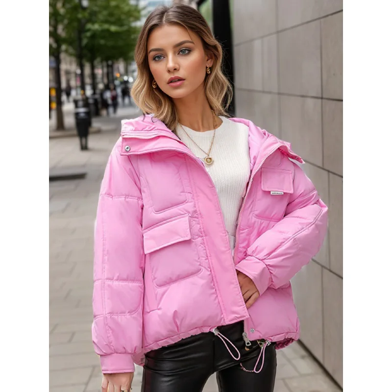 معطف نسائي شتوي جديد لعام 2025 بقلنسوة من القطن على الطراز الكوري سترة قصيرة مقاس كبير سميكة متعددة الجيوب ملابس خارجية عصرية