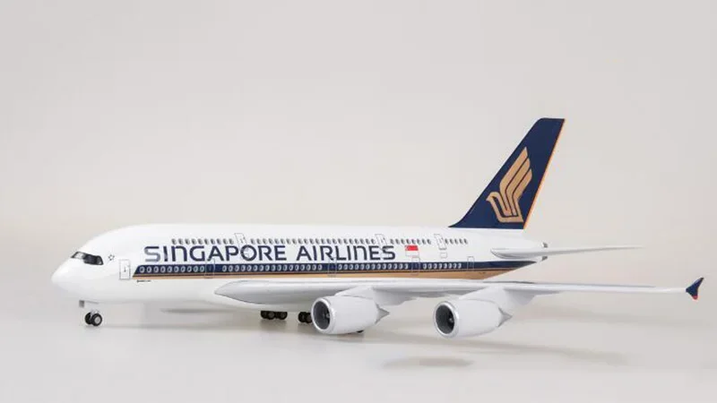 Modèle d'avion Airbus A380 Singapore Airline avec lumière et roue, avion en résine plastique moulé sous pression, jouet de collection, échelle 1/160, 50.5cm