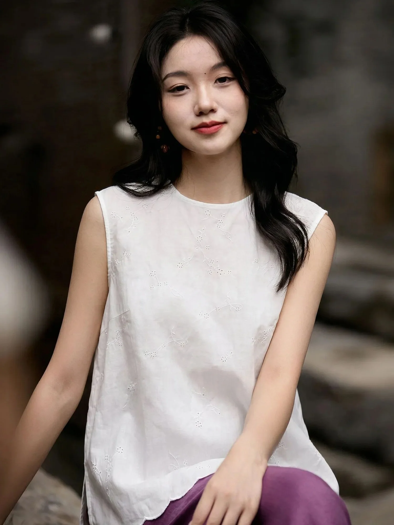 

Chivirin Elegant Pure Cotton Sleeveless round Neck Shirt Women's Loose Fit Summer Slimming Shirt Versatile Ageless White Shirt