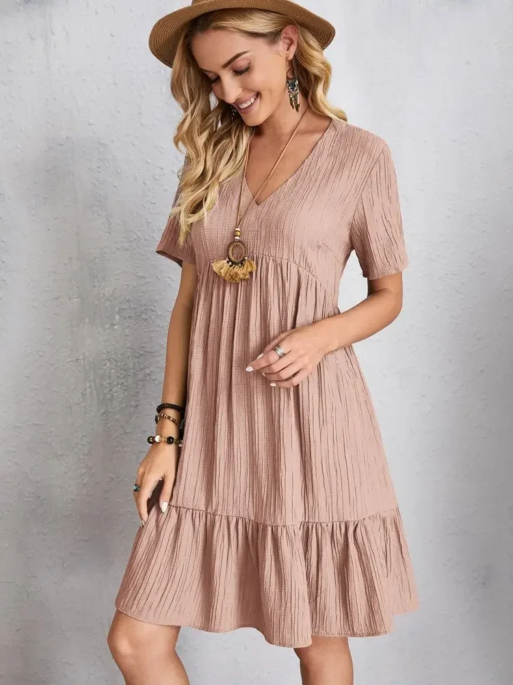 Elegantes Damen-Minikleid mit V-Ausschnitt und kurzen Ärmeln, einfarbig, locker geschnitten, mit Rüschensaum, lässiges Boho-Sommerkleid für den Urlaub am Strand. – Detail 8