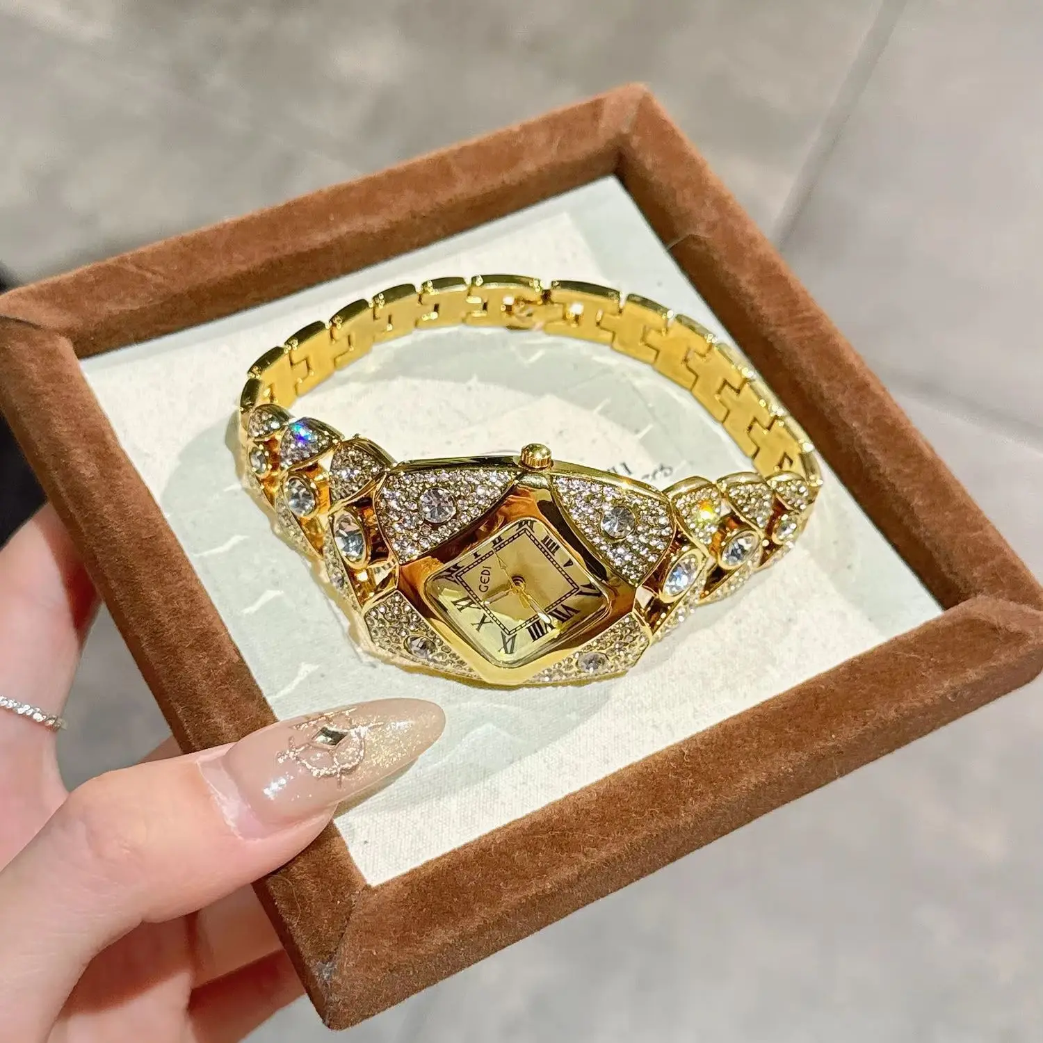 Luxury Women Watch Full Diamond Bangle Wristwatch Vintage Rhombus Dial Roman Numeral Quartz Watches Ladies Fashion Clock Gift