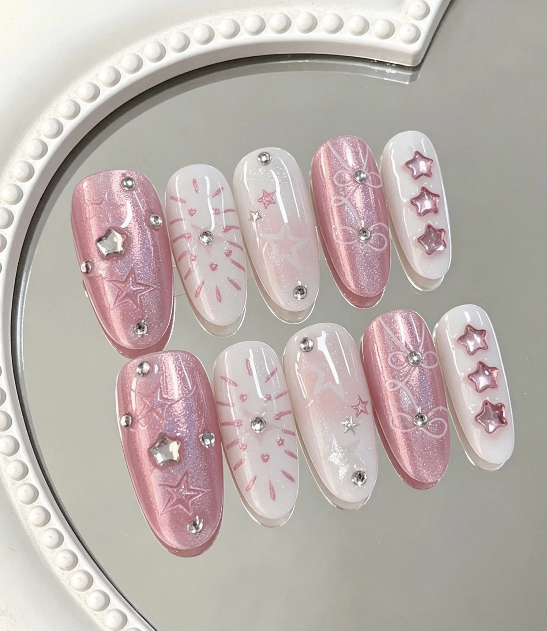10-Piece Set of Pink and White Starlight Bowknot Medium-Length Oval Press-On Nails, Peach Pink Cat Eye Glitter + Milky White Transparent Base Color, Soft and Delicate, Gentle and Brightening, Full of a Girly Vibe