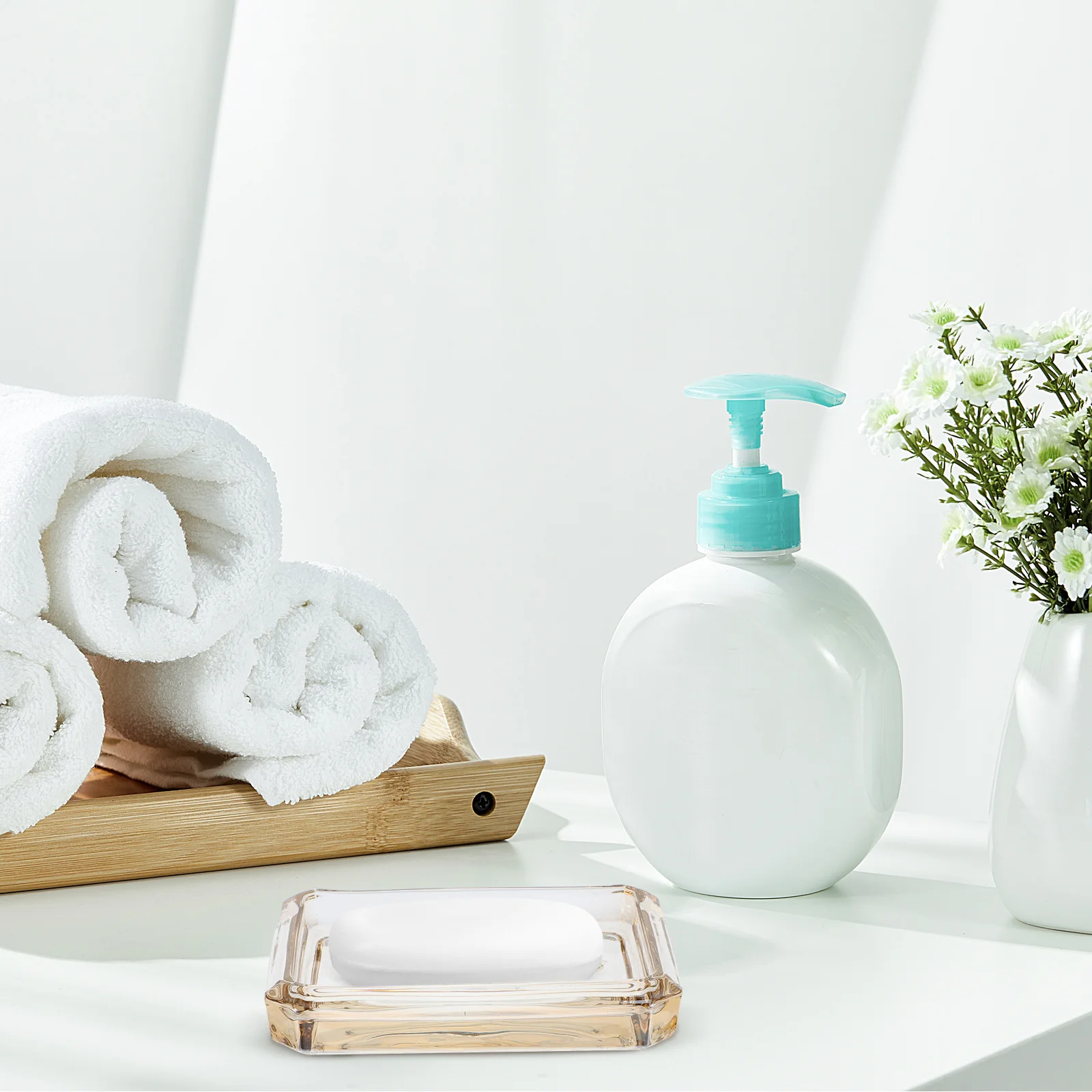 

Clear Glass Soap Dish Elegant Minimalist Style Non-Slip Base Soap Container for Counter Bathroom Sink Organizational Accessory