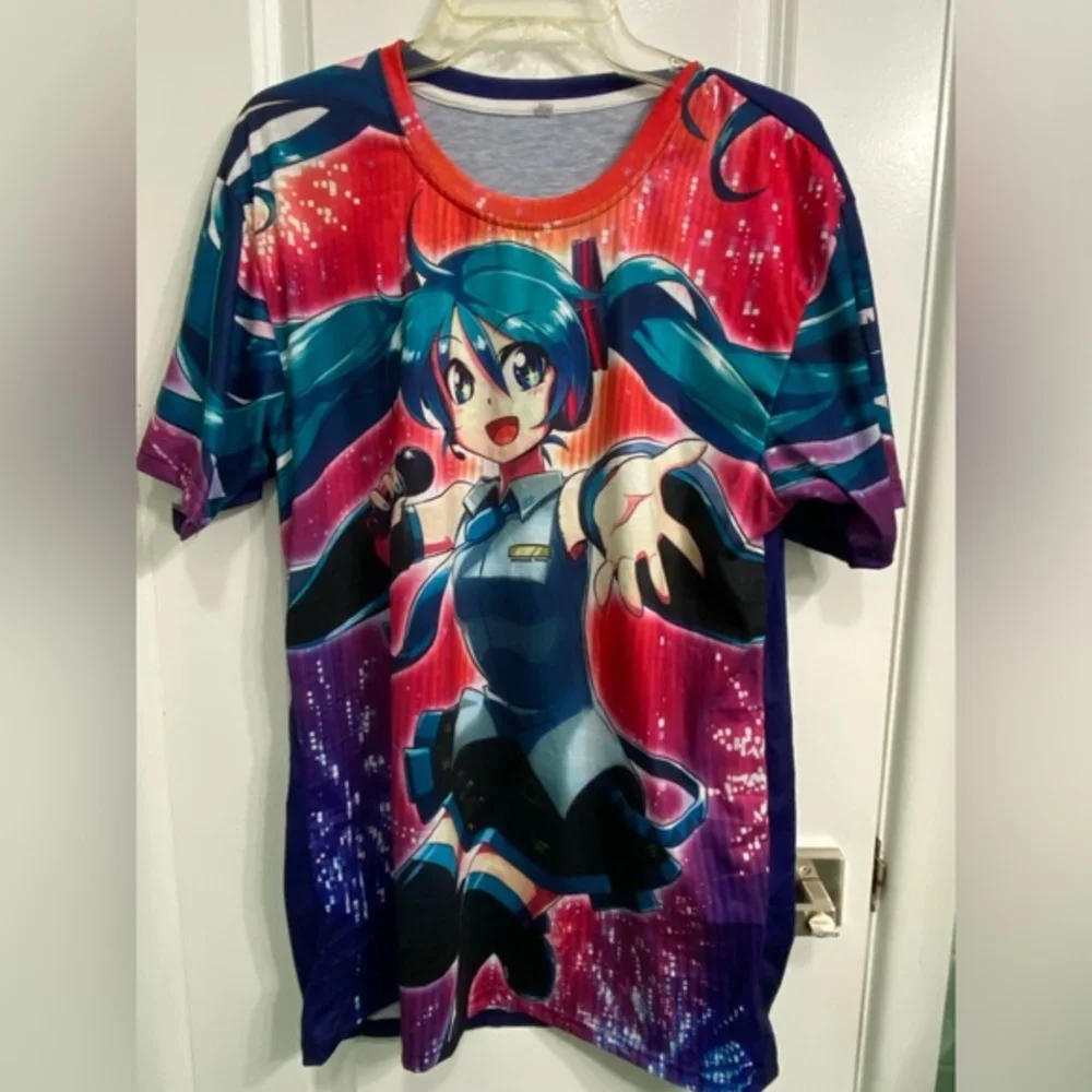 camiseta-masculina-com-estampa-hatsune-miku-em-performance-ao-vivo-casual-manga-curta-ideal-para-fas-de-vocaloid-e-amantes-de-streetwear-uso-diario