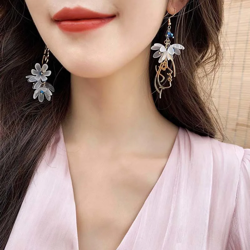 Bohemia White Flower Asymmetry Hanging Earrings for Women Trendy Long Tassel Crystal Dangle Earring Wedding Party Jewelry Gift