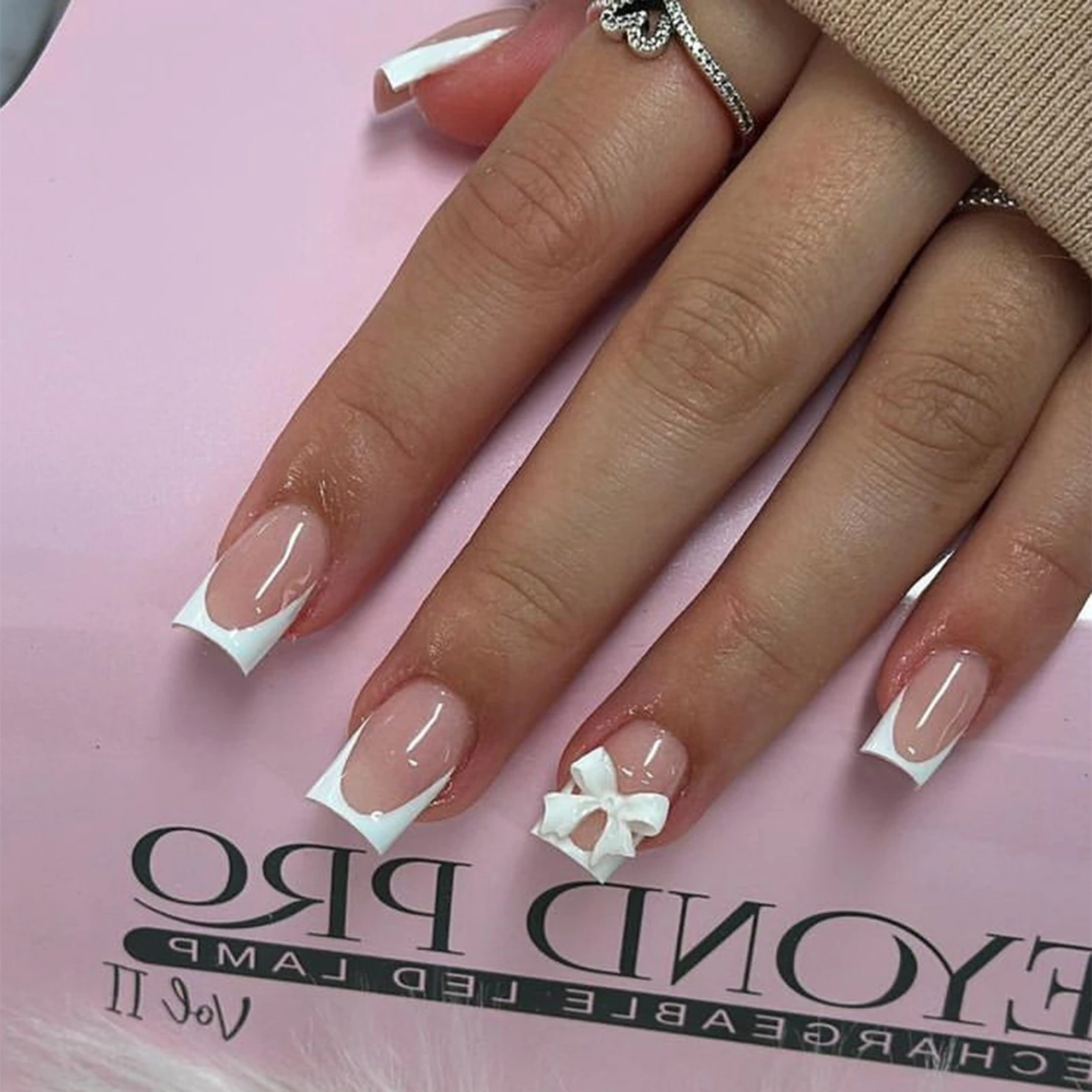 White French Short Press on Nails 3D Bowknot Designs Nude Color Fake Nails Sztuczne sztuczne paznokcie Tipsy dla kobiet DIY Manicure