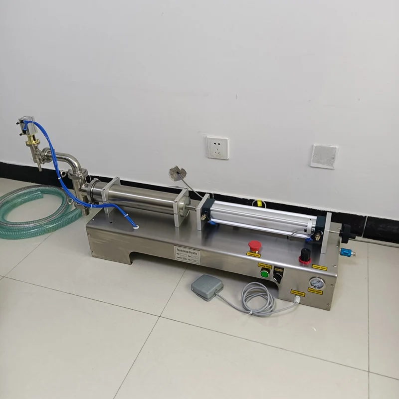 آلة تعبئة كمية سائلة برأس واحد من الفولاذ المقاوم للصدأ آلة تعبئة هوائية أفقية حليب النبيذ المشروبات