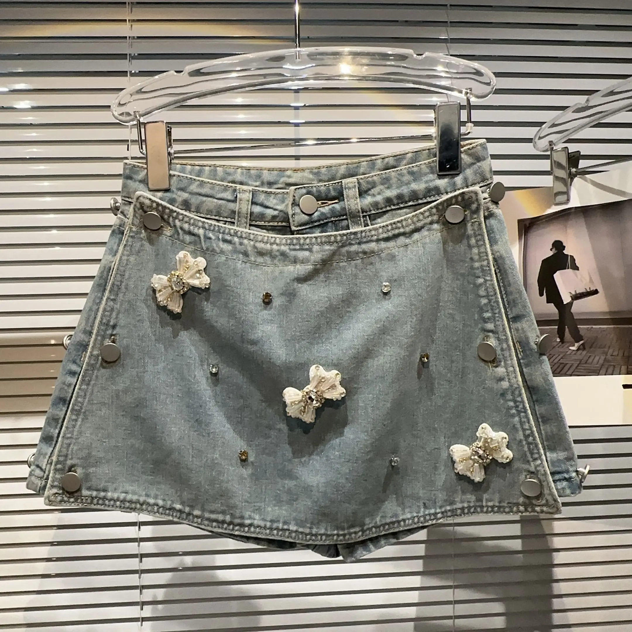 Zomer 2023, trendy ort denim rok met knoopdetail en waterdiamantblauwe A-lijn rok voor jonge vrouwen
