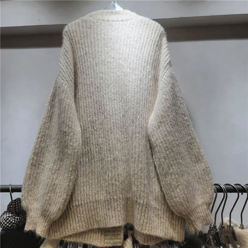 เสื้อคาร์ดิแกนถักไหมพรม WTHT รุ่นใหม่ทันสมัยสำหรับผู้หญิง ประดับเพชรแบบ Heavy Industry กระเป๋าเดนิม แขนยาว คอวี สำหรับฤดูหนาว ปี 2025 รุ่น 1LS2773