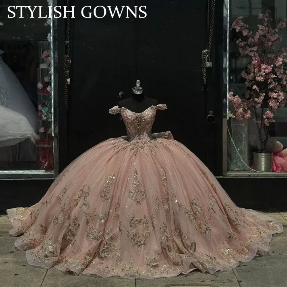 Sukienka na Quinceañerę w kolorze pudrowego różu, z kokardą, koralikami i peleryną, formalna sukienka na przyjęcie, sukienki na quinceañerę dla 15-latki, szyte na miarę.