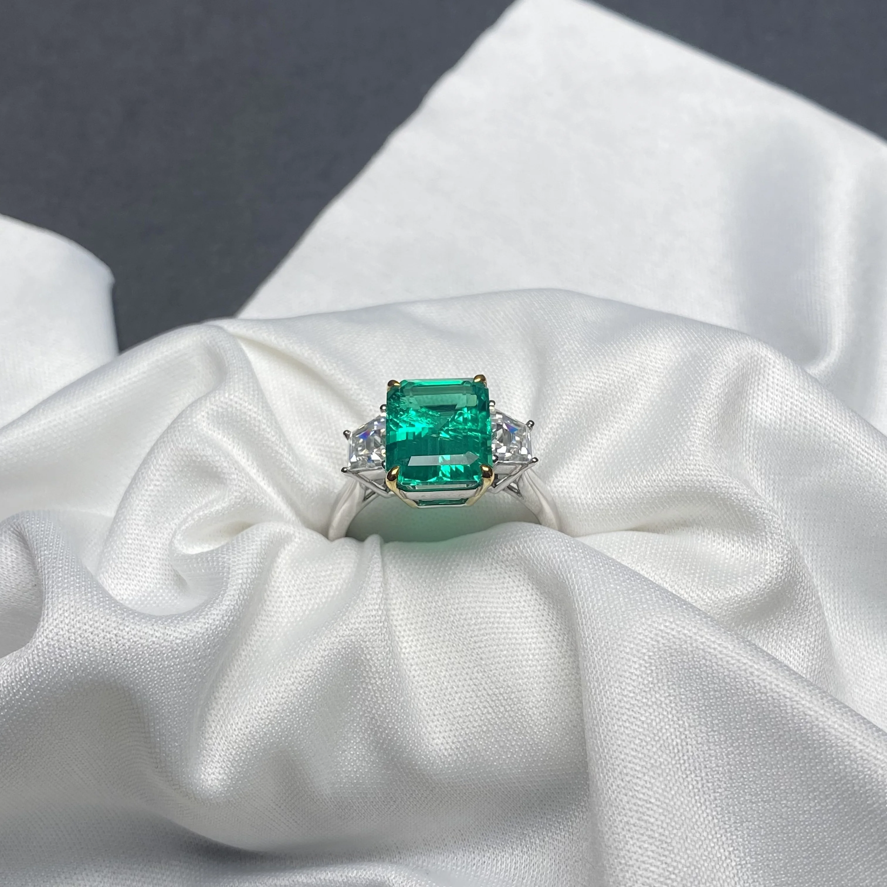 Ruihe 14k Gold White Ring Created  9x11mm Hydrothermal Lab Grown Emerald with Moissanite for Party Wedding