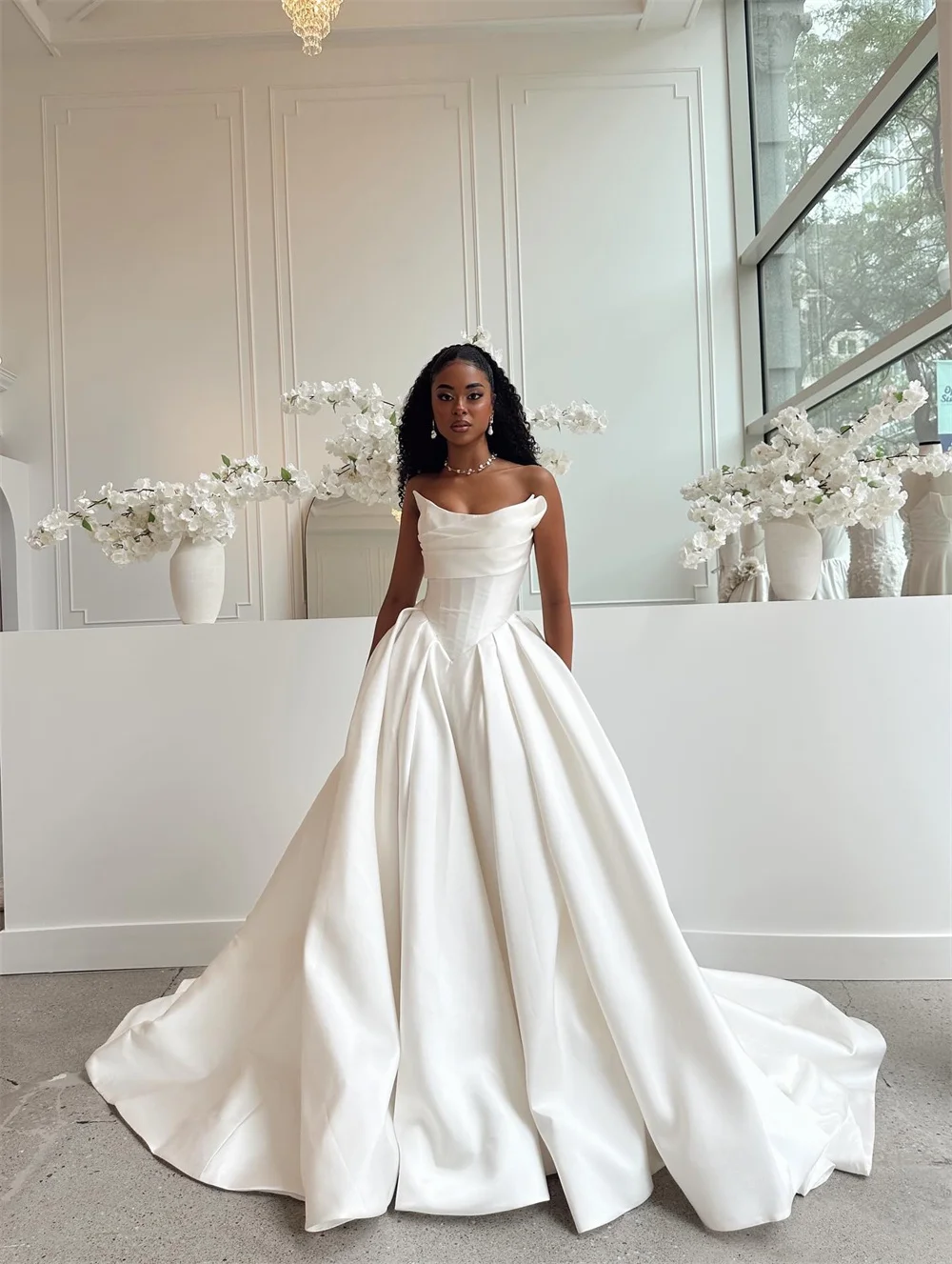 Vestido de novia de corte en A blanco personalizado de Tokio, sin tirantes, sin mangas, con abertura lateral alta, elegante velo de novia con cola de corte