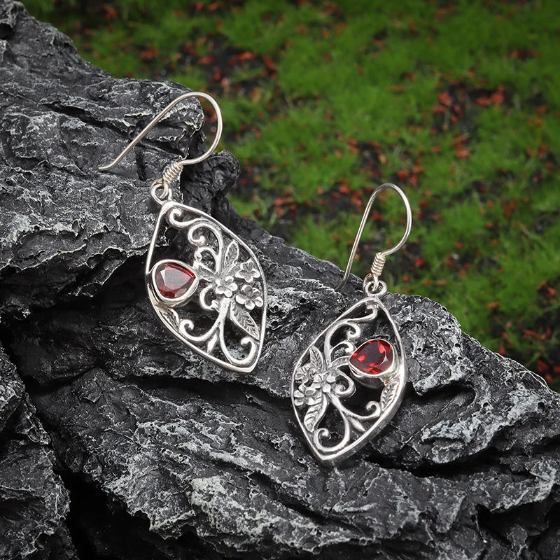 Retro Fashion Heart-Shaped Zircon Flower Earrings for Women Hypoallergenic Trendy Hollow Jewelry Accessories